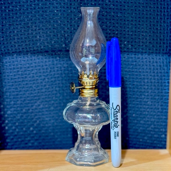 Elegant Clear Glass Oil Lamp Figurine - Picture 7 of 8